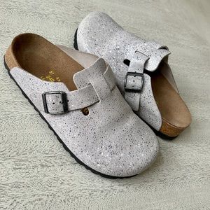 Birkenstock Bostons in Papillio Pebble Gray leather. Like New Condition!